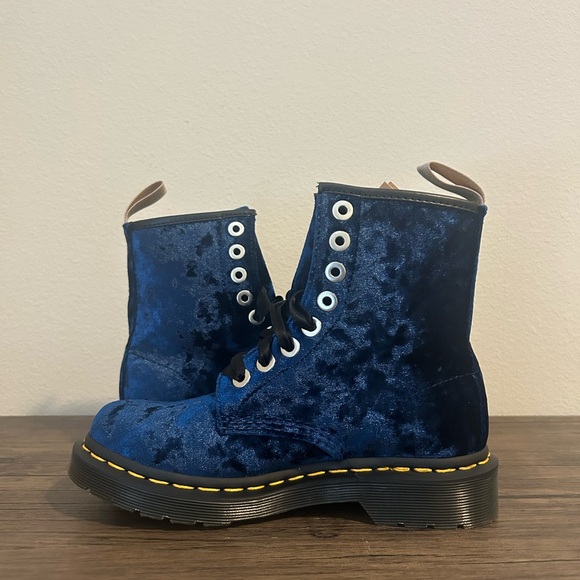 Dr. Martens VEGAN 1460 WOMEN'S CRUSHED VELVET LACE UP BOOTS BLUE SIZE 5 NEW - Picture 2 of 9